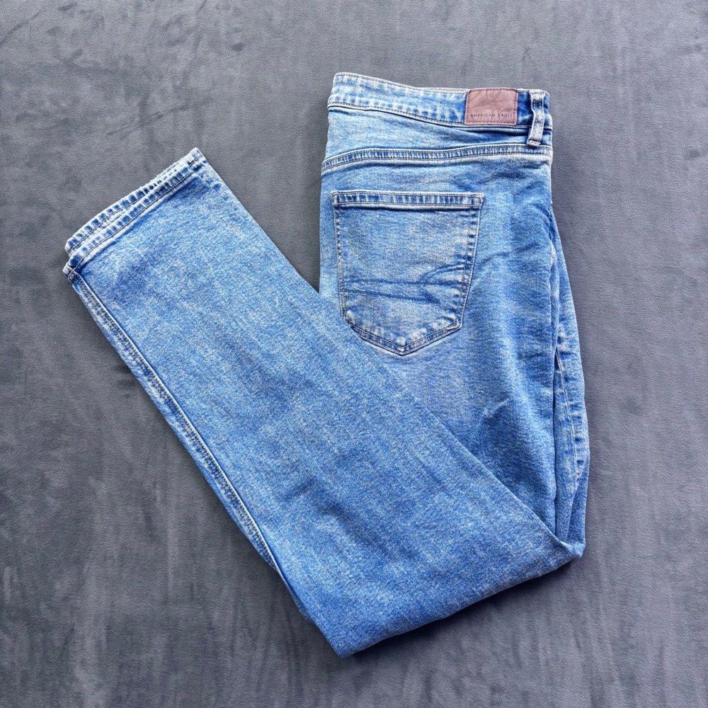 American Eagle Strigid Distressed Mom Jeans Light Wash High Rise Size 14 Long